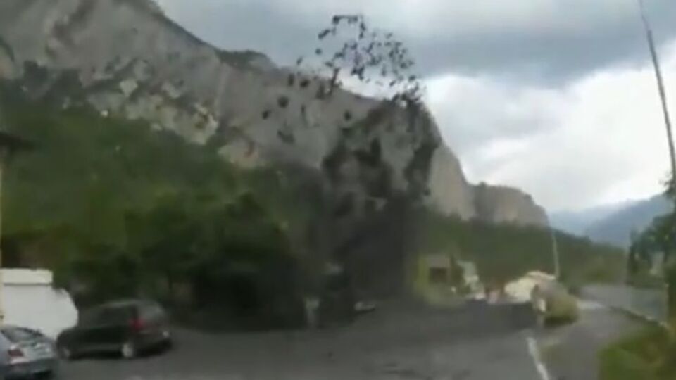 Машины и фасады зданий неподалеку от места происшествия были повреждены