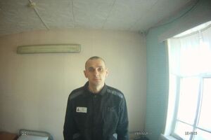 За даними Москалькової, Сенцов активний, ходить, дивиться телевізор, читає книги і щось періодично пише