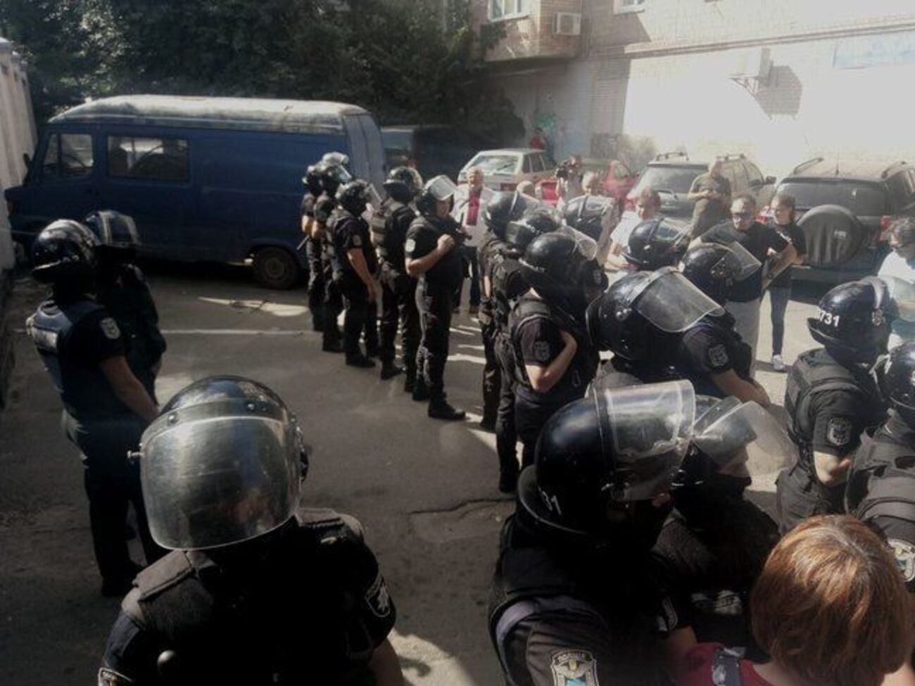 Поліція блокувала вхід в ізолятор