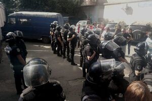 Полиция блокировала вход в изолятор