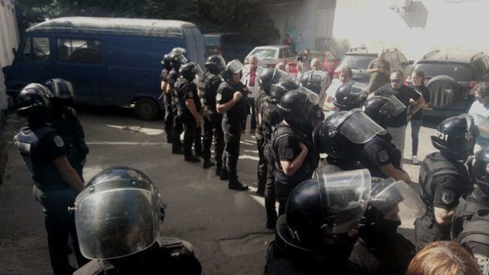 Поліція блокувала вхід в ізолятор