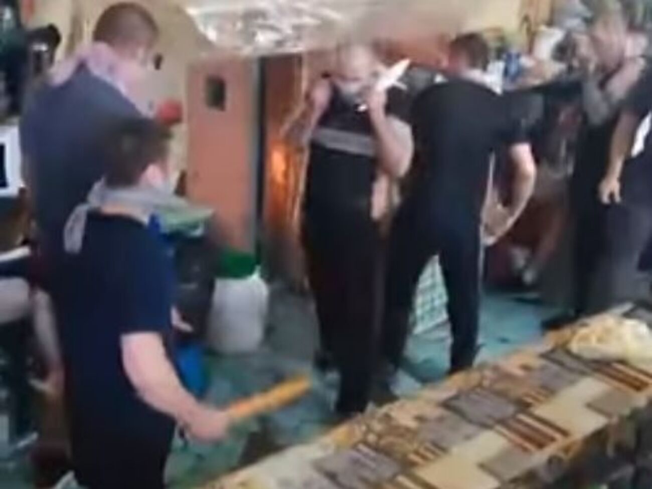 Экс-бойцы "Торнадо" заявили, что возле их камеры находится спецназ