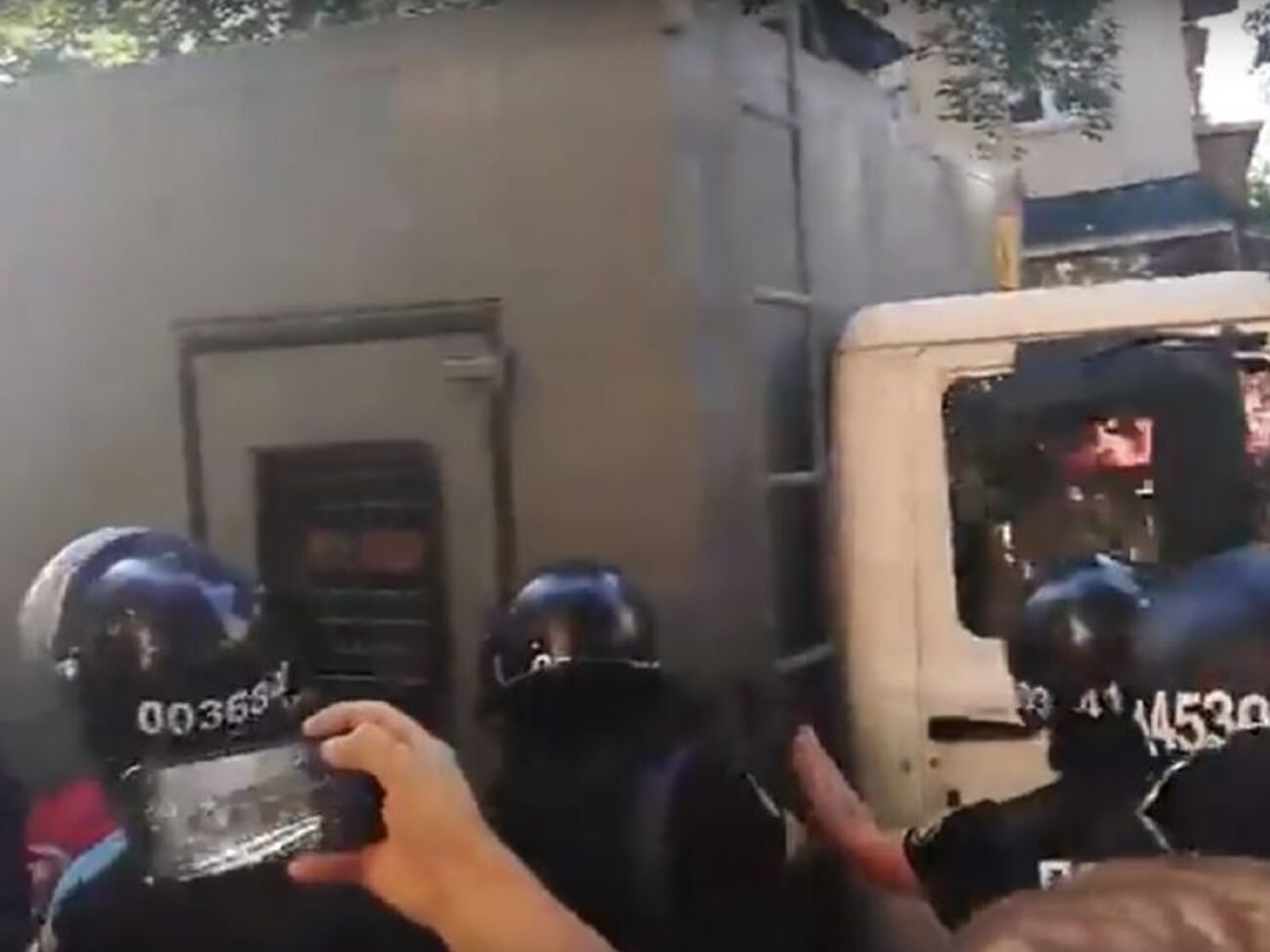 Из СИЗО выехали три автозака