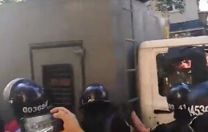 Из СИЗО выехали три автозака