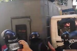 Из СИЗО выехали три автозака