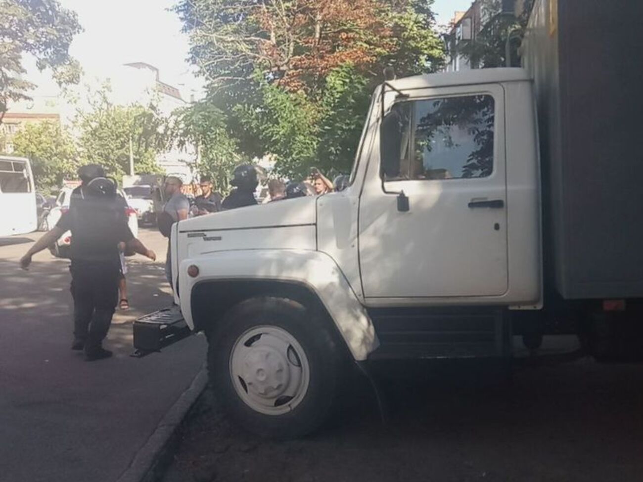 Дорогу автозакам удалось расчистить с помощью полиции