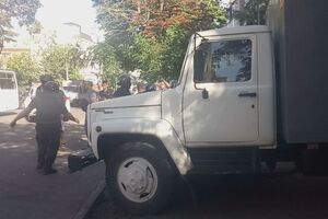 Дорогу автозакам удалось расчистить с помощью полиции