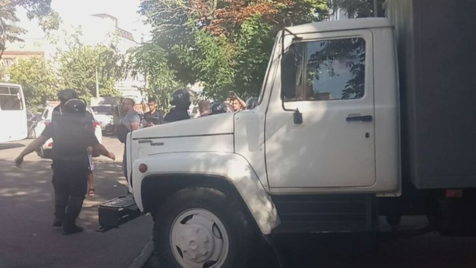 Дорогу автозаку вдалося розчистити за допомогою поліції