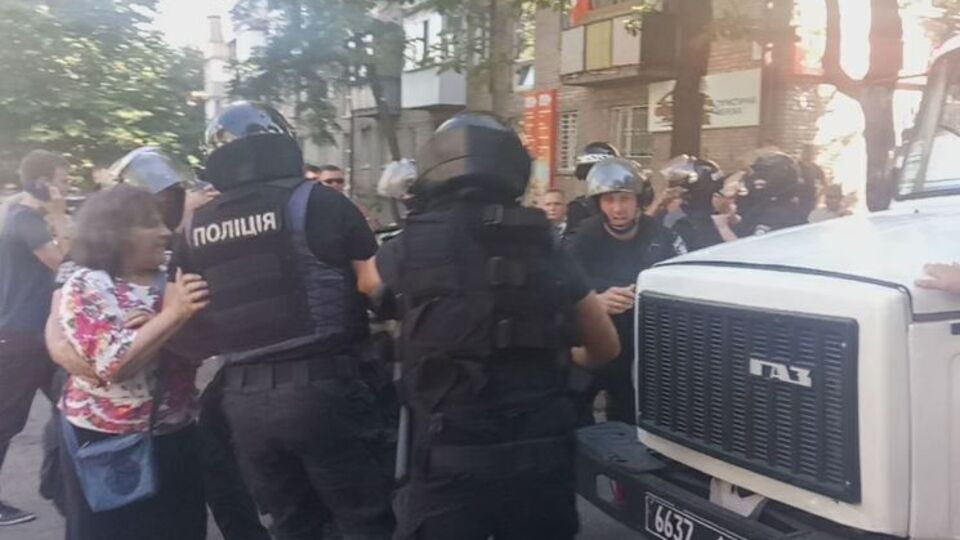 Група підтримки екс-торнадівців перешкоджала їх етапуванню