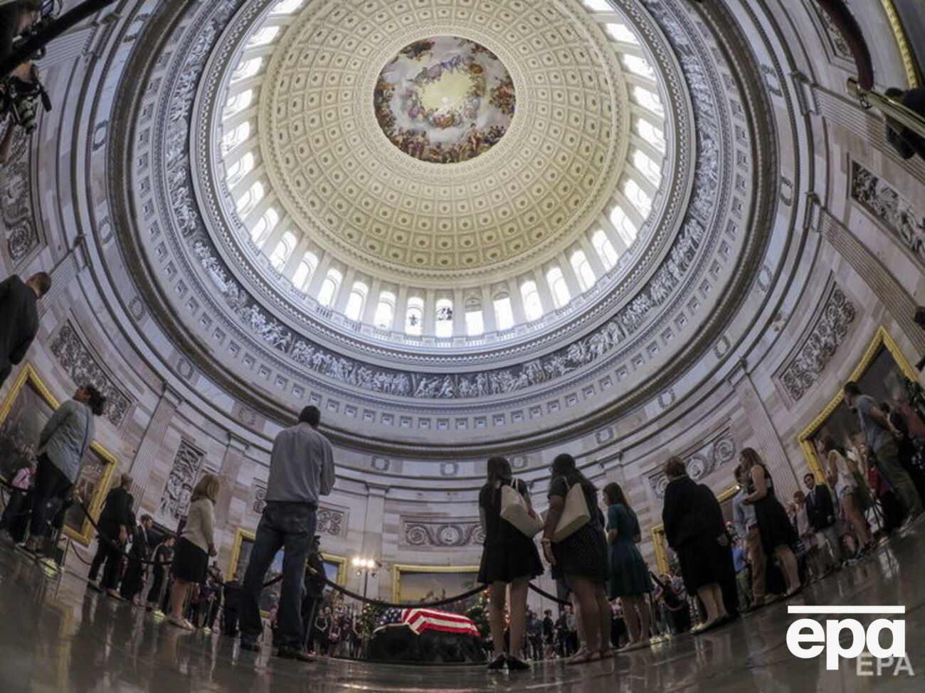 В вашингтонском Капитолии попрощались с сенатором Маккейном. Фоторепортаж