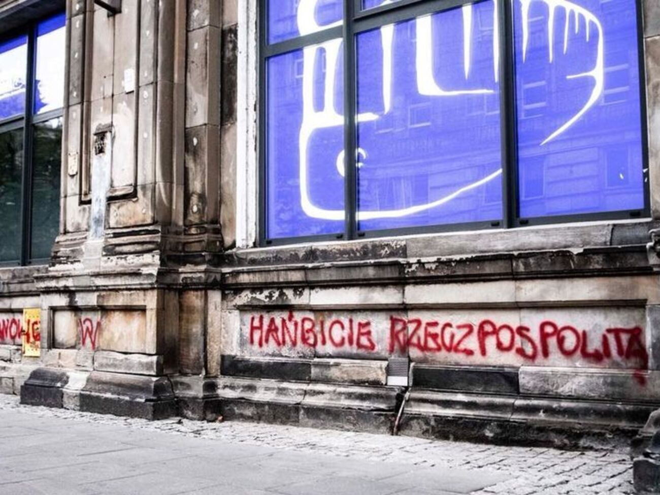 Одна из надписей на здании: "Вы позорите Польшу"
