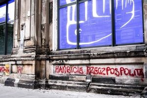 Один із написів на будівлі: "Ви ганьбите Польщу"