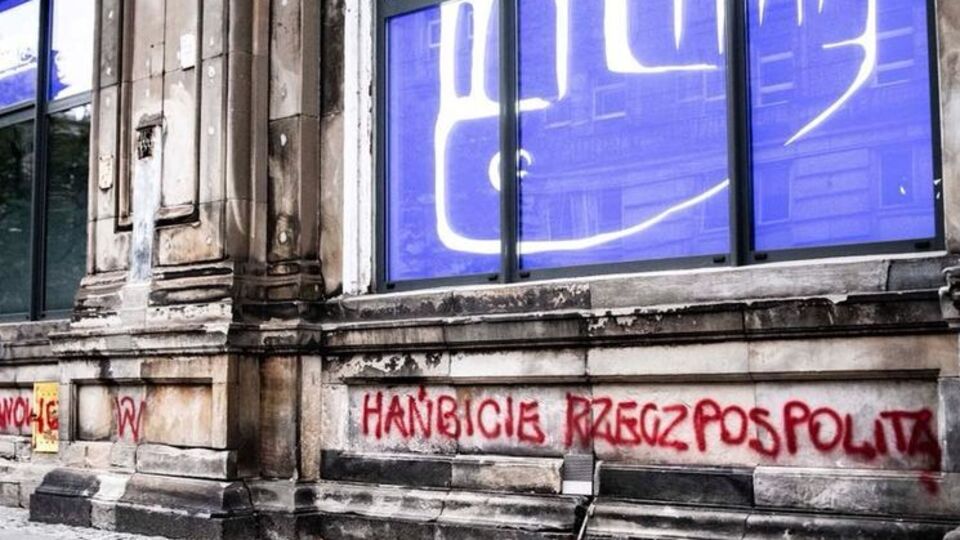 Один із написів на будівлі: "Ви ганьбите Польщу"