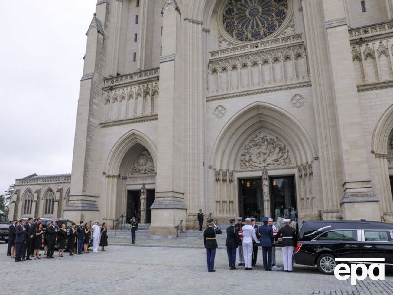 В национальном соборе в Вашингтоне началась прощальная служба, посвященная Маккейну