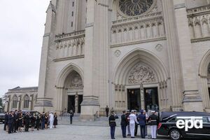 В национальном соборе в Вашингтоне началась прощальная служба, посвященная Маккейну