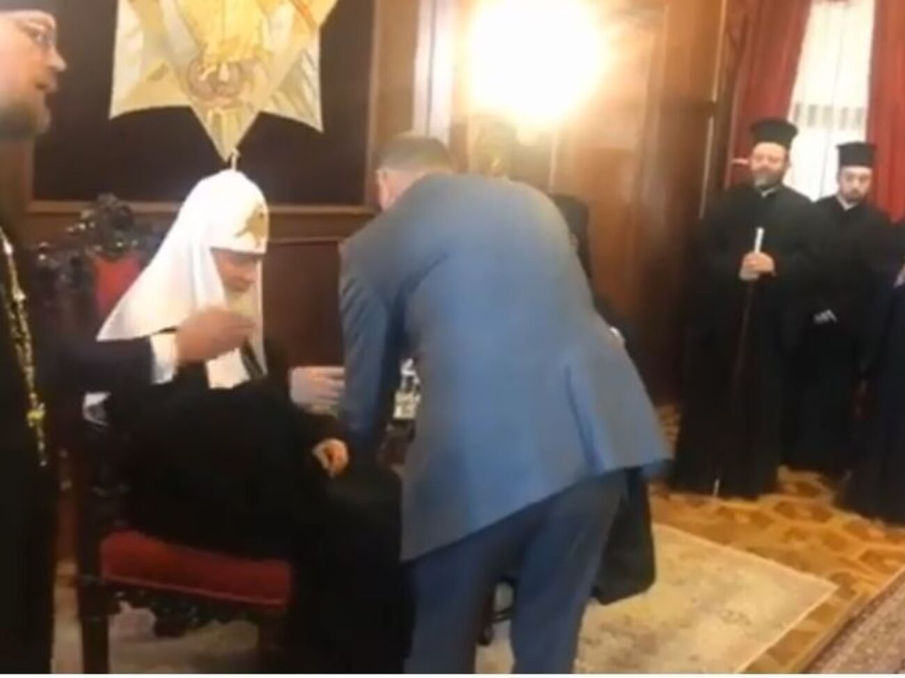 Патриарху Кириллу показали, из какого стакана пить