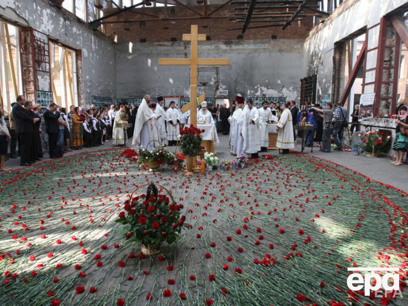 В результате нападения и штурма здания школы погибло 334 человека, 186 из них &ndash; дети