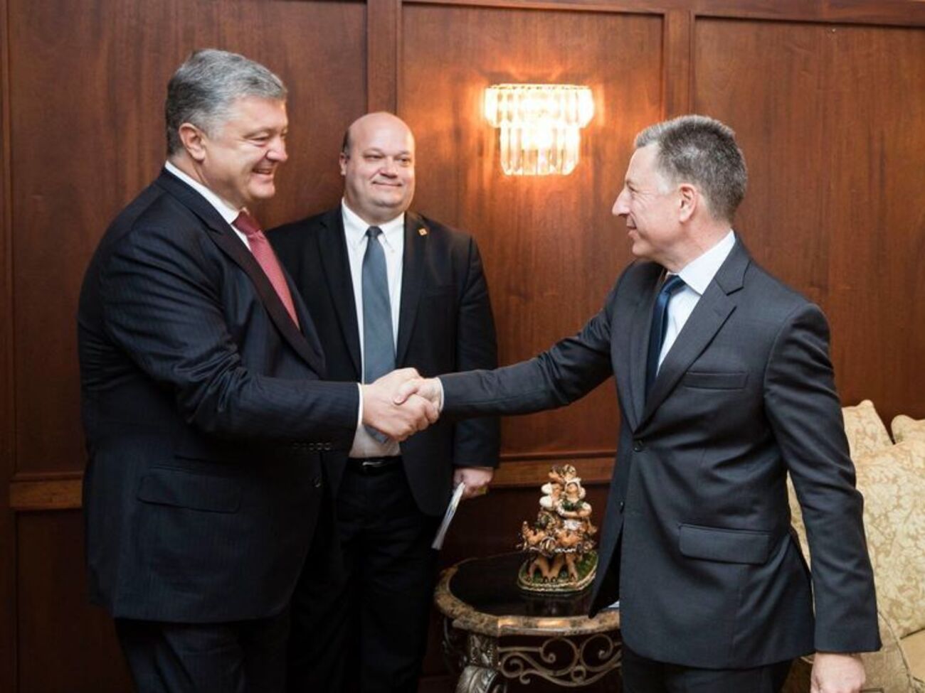 Порошенко на встрече с Волкером подчеркнул важность усиления давления на Россию для освобождения заложников