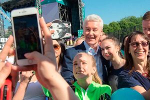 Собянин (по центру) уже заявил о победе на выборах
