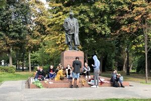 Сотрудники полиции попросили митингующих убрать плакаты