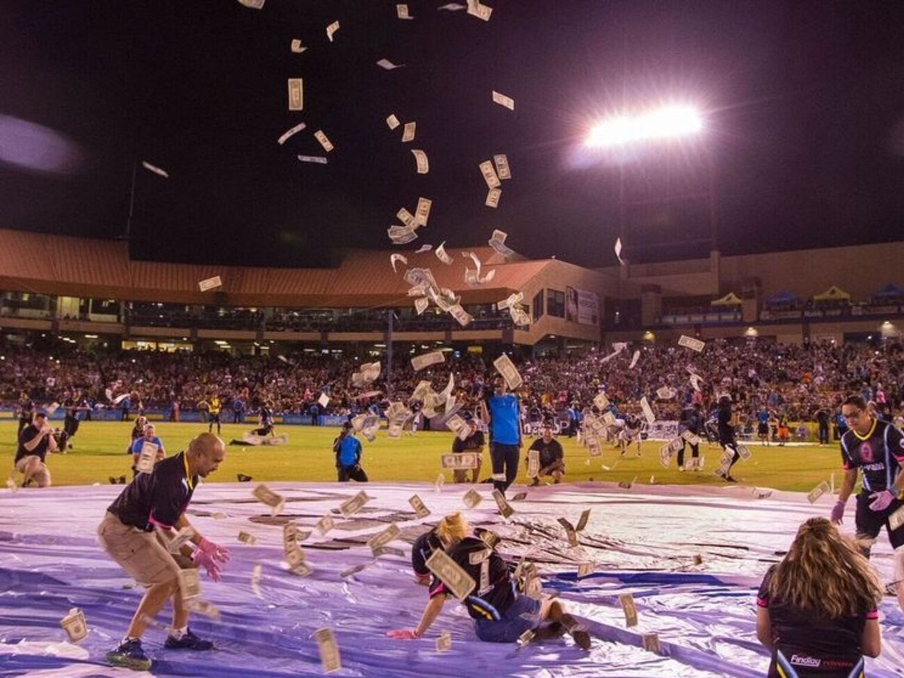 Десятки фанатов собирали доллары с газона