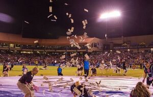 Десятки фанатов собирали доллары с газона