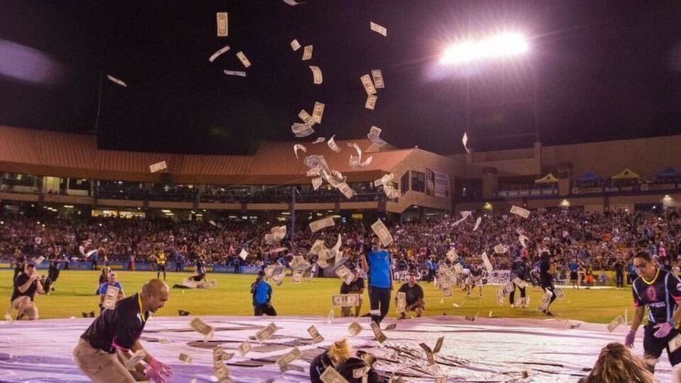 Десятки фанатов собирали доллары с газона