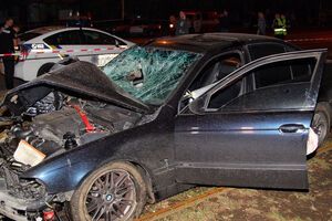 BMW снес людей на тротуаре