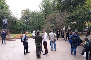 Активисты собрались возле памятника Рахманинову