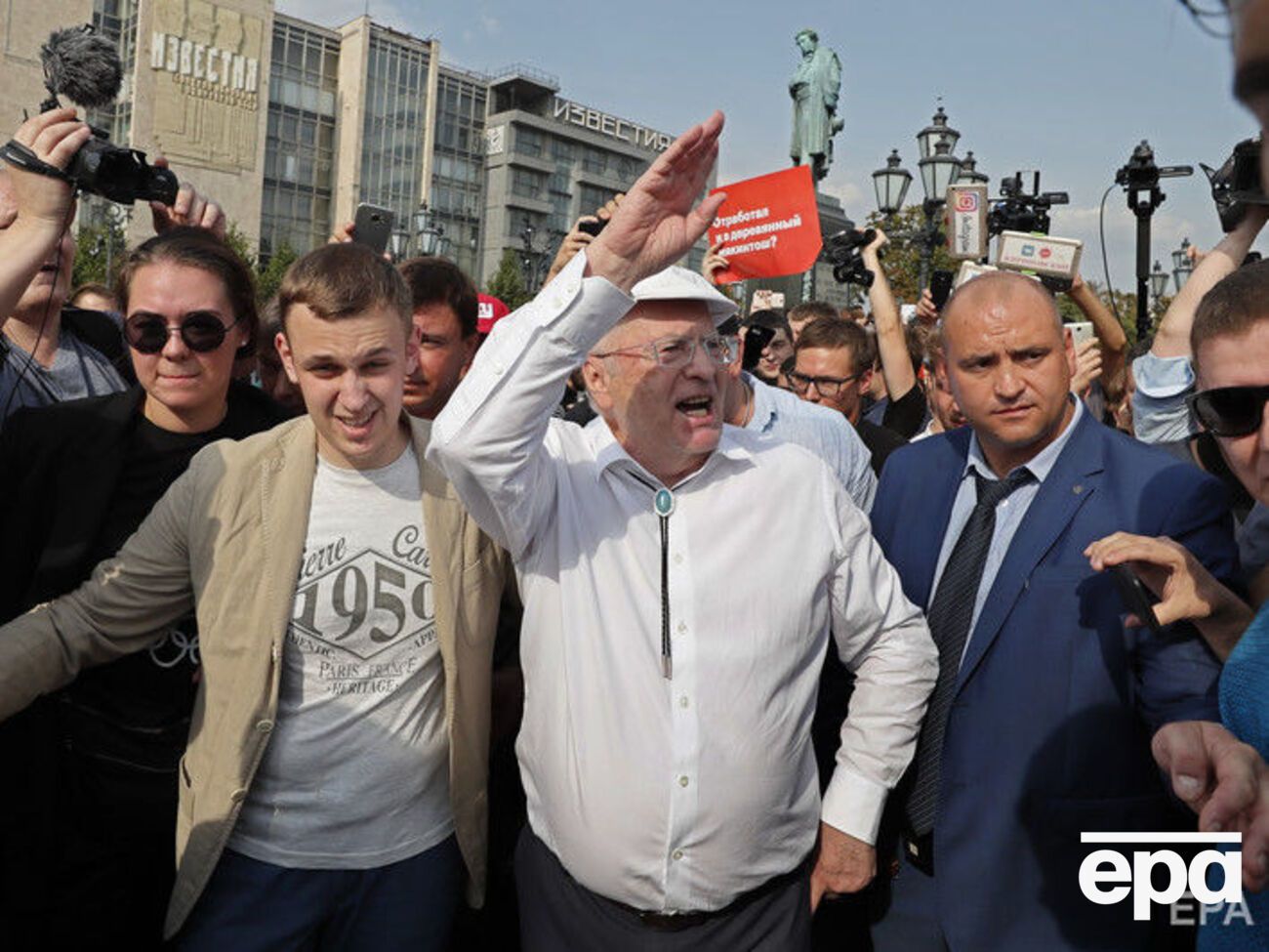 Жириновський (у центрі) відвідав акцію протесту в Москві