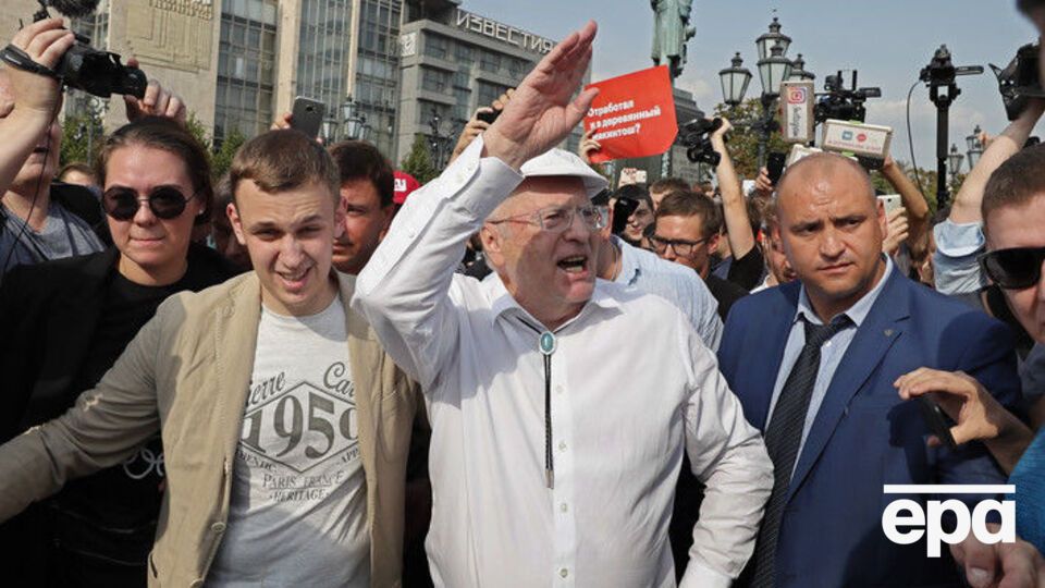 Жириновський (у центрі) відвідав акцію протесту в Москві