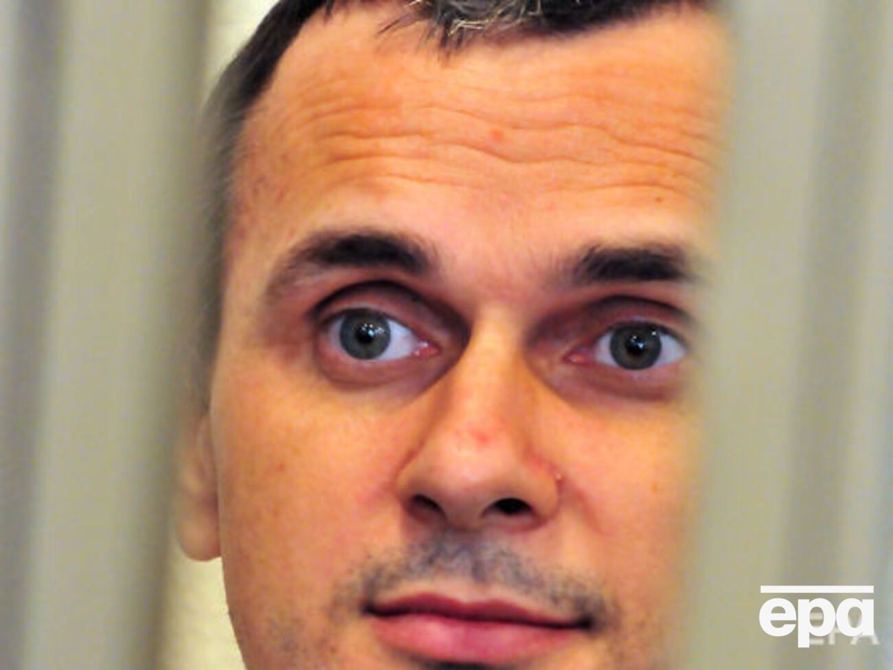 Адвокат заявил, что Сенцову уже трудно вставать с постели