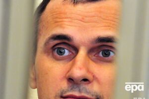 Адвокат заявив, що Сенцову вже важко вставати з ліжка