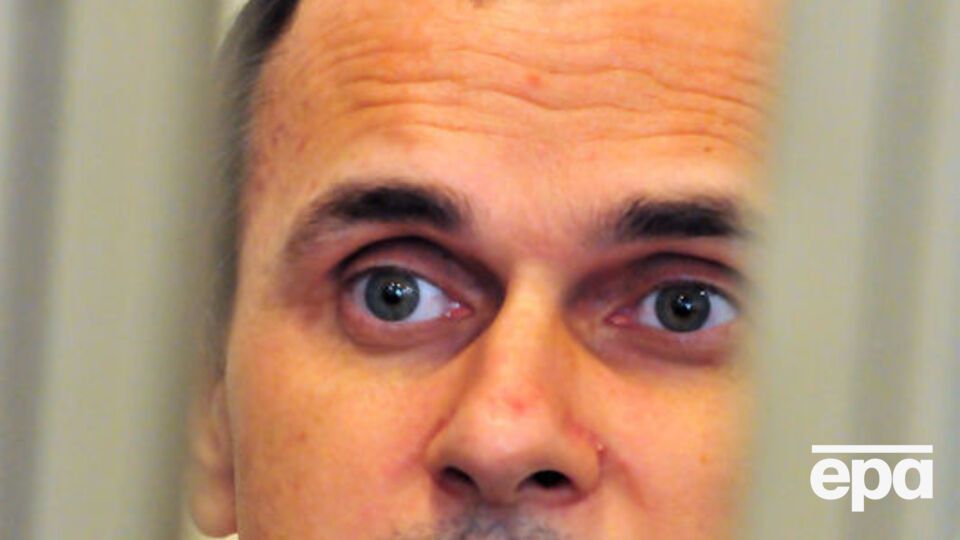 Адвокат заявил, что Сенцову уже трудно вставать с постели