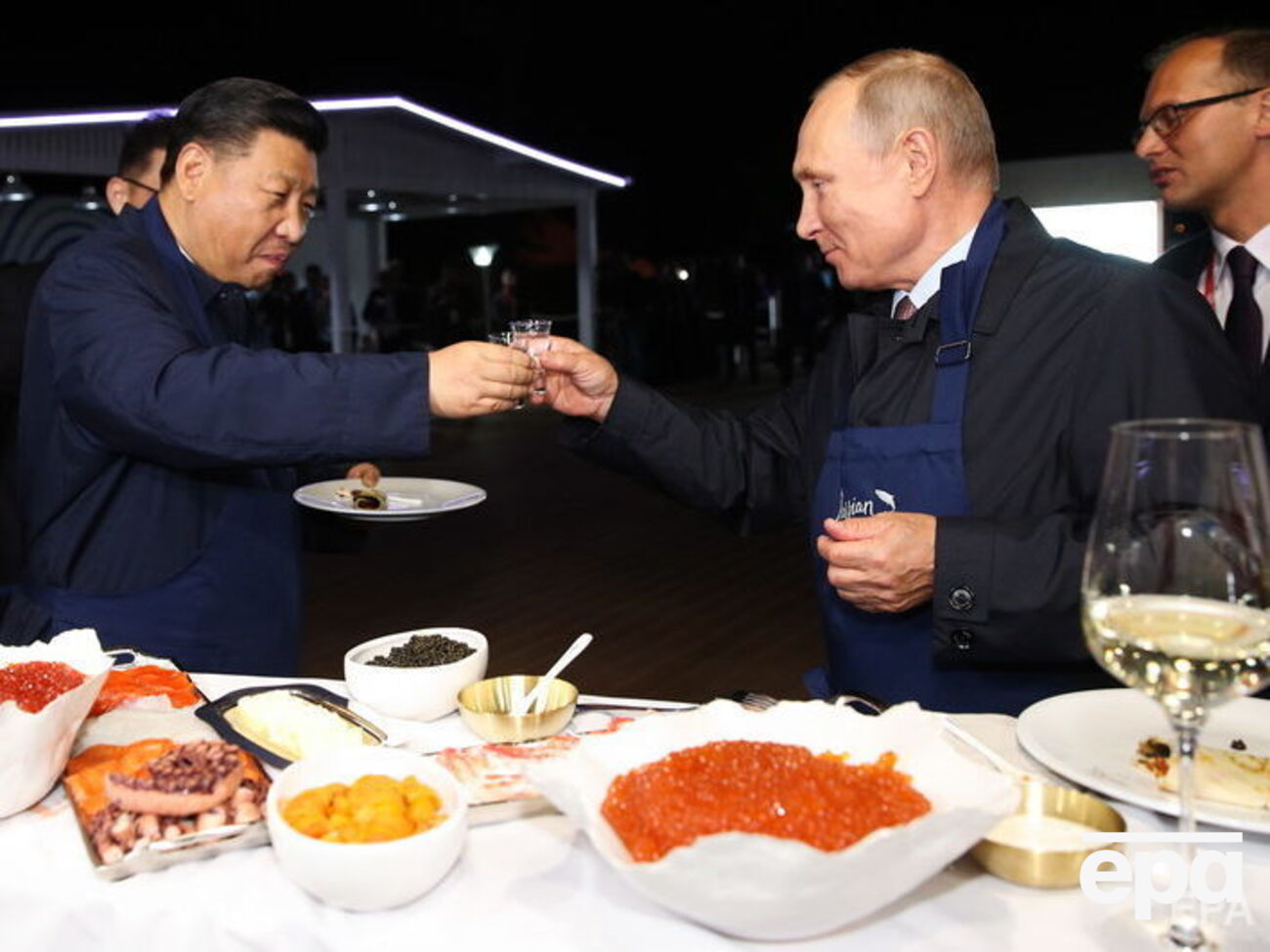 Путин и Си Цзиньпин пожарили блины и выпили водки на форуме в России. Фоторепортаж