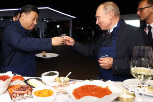 Путин и Си Цзиньпин пожарили блины и выпили водки на форуме в России. Фоторепортаж