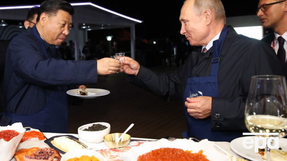 Путін і Сі Цзіньпін посмажили млинці та випили горілки на форумі в Росії. Фоторепортаж