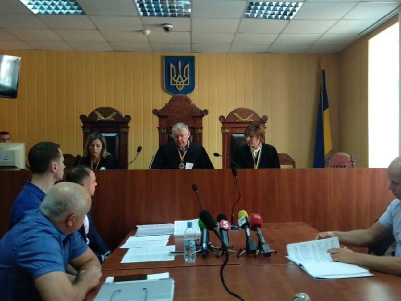 Литвин (другий зліва) визнав провину