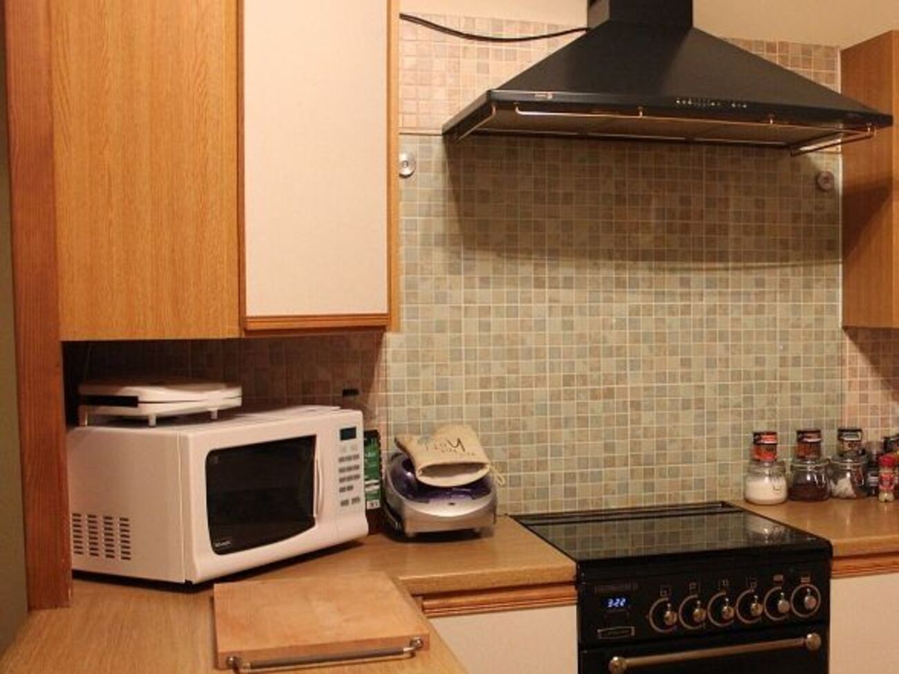 Микроволновую печь можно повредить, помещая в нее посуду из неподходящих материалов