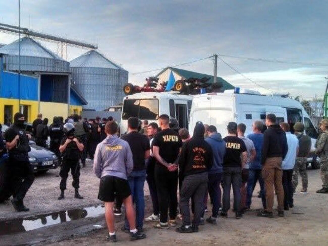 После попытки захвата предприятия в Харьковской области 53 человека доставили в полицию