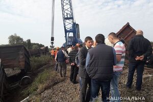 Унаслідок зіткнення перекинулося кілька вагонів