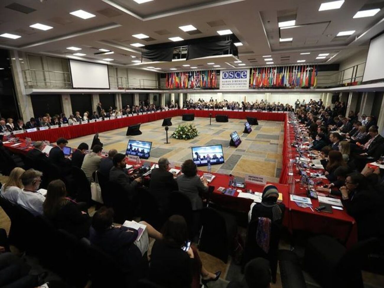 В Варшаве проходит совещание ОБСЕ по обзору выполнения обязательств государств-участников в человеческом измерении
