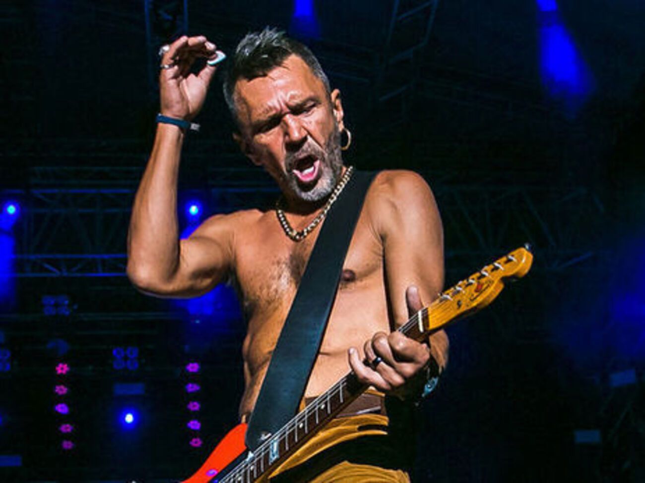 В мае Шнуров заявил, что разводится с женой