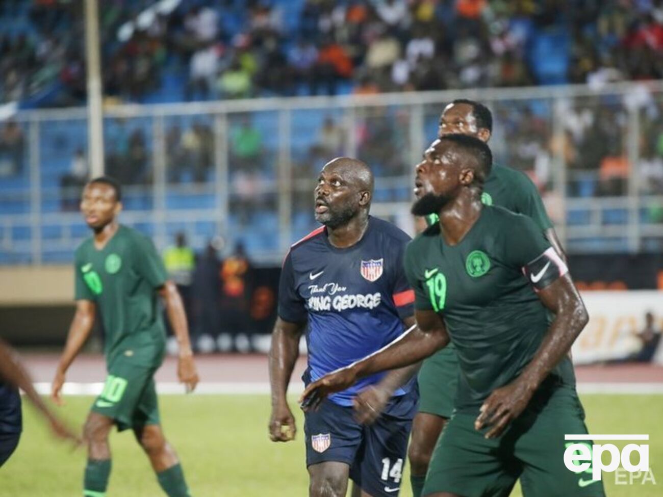 Веа (по центру) в прошлом играл за клубы Англии и Франции