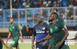 Веа (по центру) в прошлом играл за клубы Англии и Франции