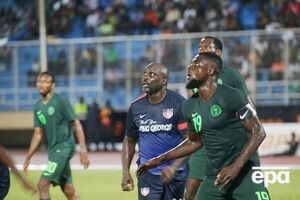 Веа (по центру) в прошлом играл за клубы Англии и Франции