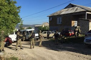 На месте работают сотрудники полиции, ОМОН и Росгвардия