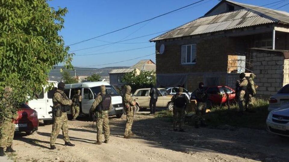 На месте работают сотрудники полиции, ОМОН и Росгвардия