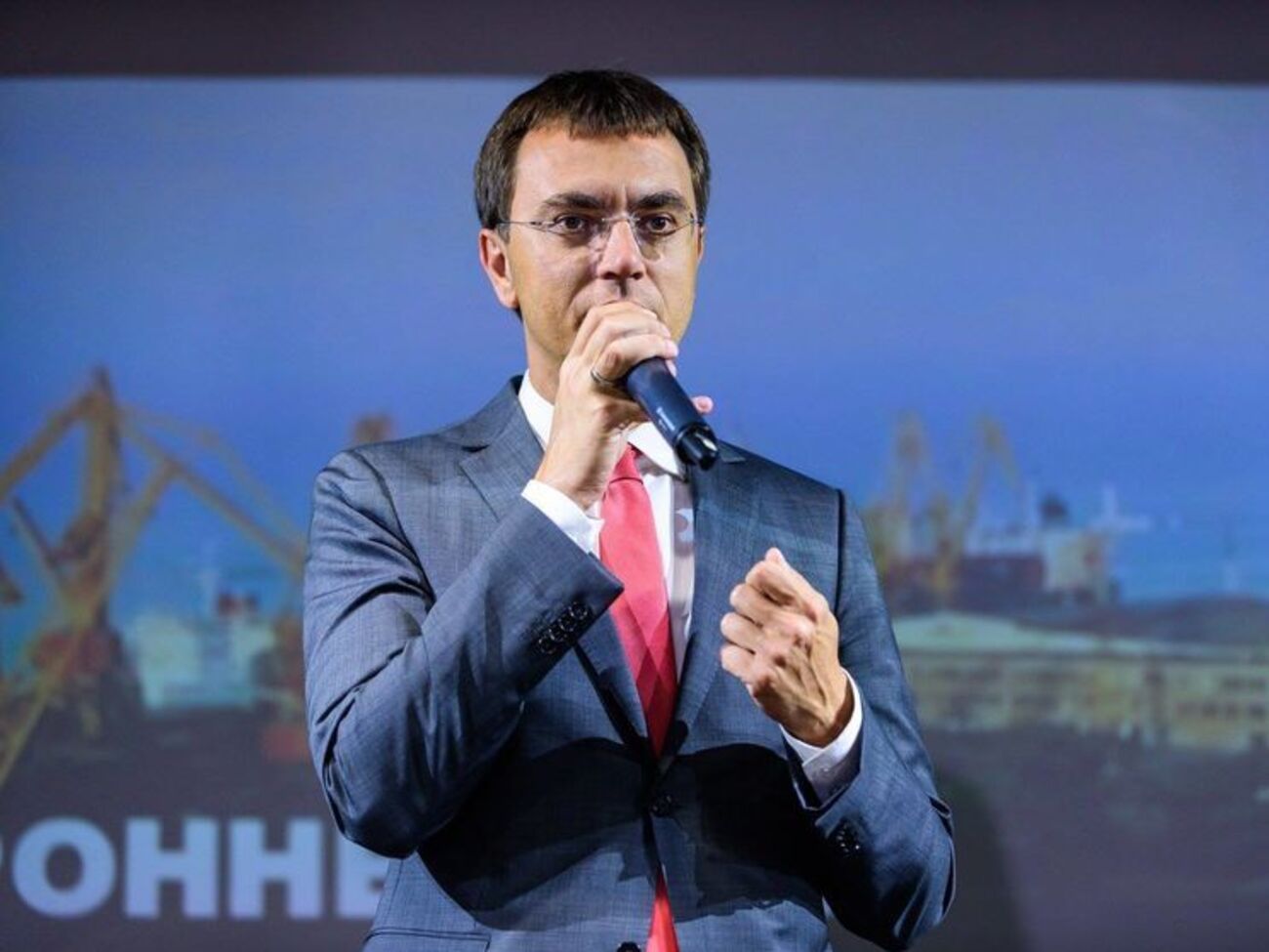 За даними НАБУ, Омелян не вніс до декларації інформацію про позашляховик BMW X5