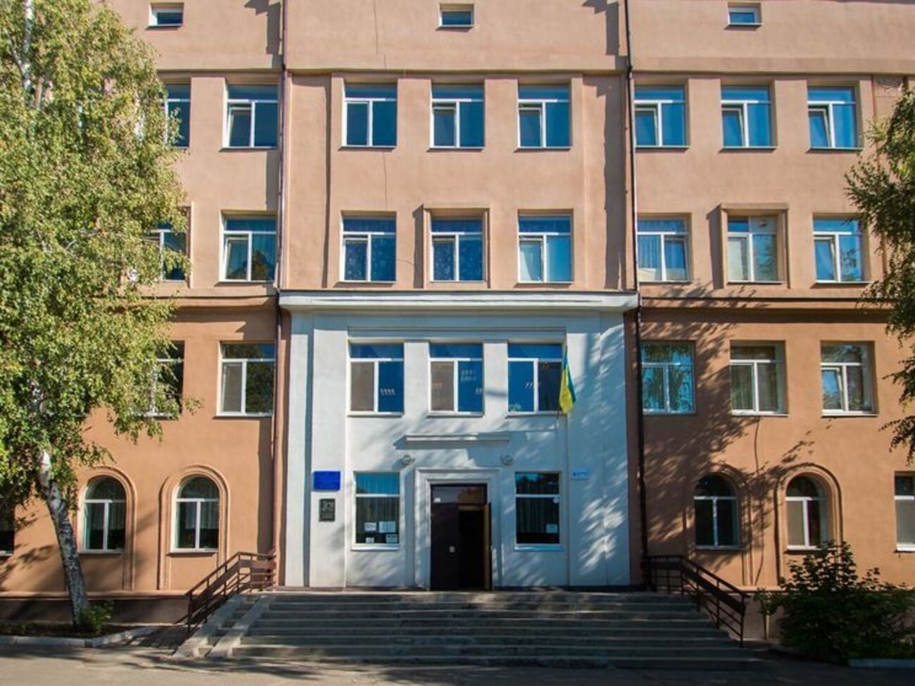Спеціалісти обстежують персонал шкільного харчоблоку, інвентар кухні і продукти